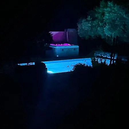 Feriehus Charming House In With Pool & Jacuzzi